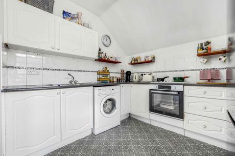 2 bedroom flat to rent, Knollys Road, London SW16