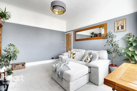 2 bedroom maisonette for sale, Brentwood Road, Romford