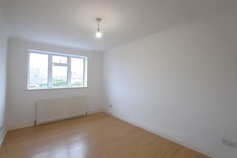 3 bedroom maisonette for sale, Bankside, Southall UB1