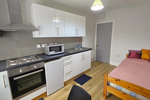 Studio to rent, Hemstal Road, West Hampstead, London NW6