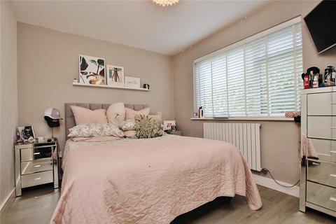 1 bedroom flat for sale, Highclere Court, Woking GU21