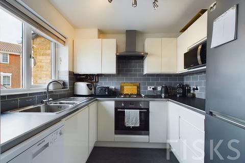 2 bedroom terraced house for sale, Oak Walk, Leigh-on-sea, SS9