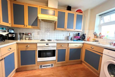 2 bedroom flat for sale, Silchester Court, Ashford TW15