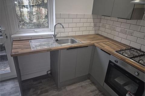 3 bedroom terraced house to rent, Castle Street, Cwmparc,