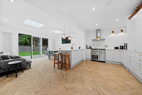 82 Alington Grove, Wallington, SM6 9NG