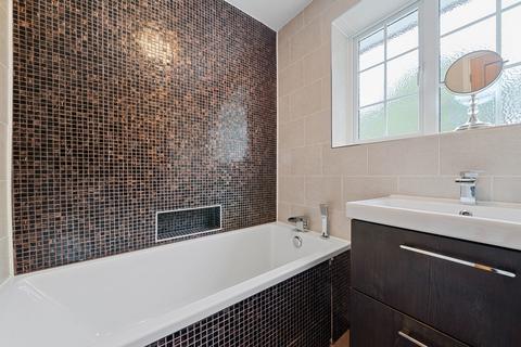 82 Alington Grove, Wallington, SM6 9NG