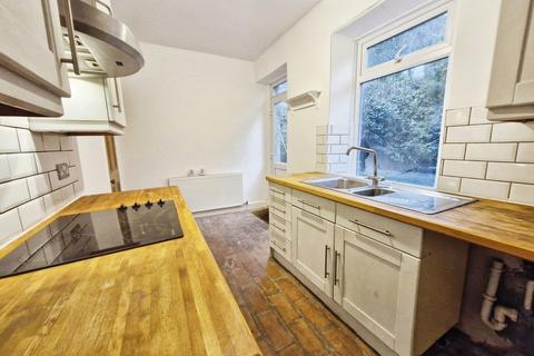 2 bedroom terraced house to rent, Woodbine Terrace, Leeds LS18