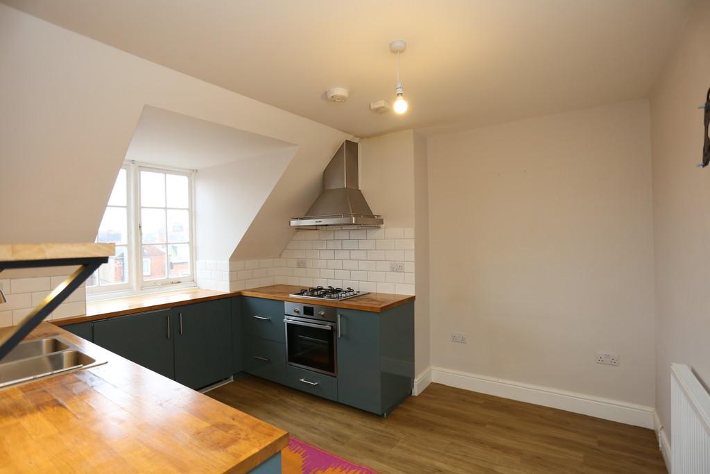 Stanley Road, Felixstowe IP11 2 bed apartment to rent £1,050 pcm (£