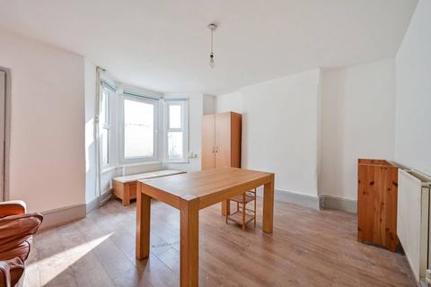 4 bedroom flat to rent, Khama Road, Tooting Broadway, London, SW17