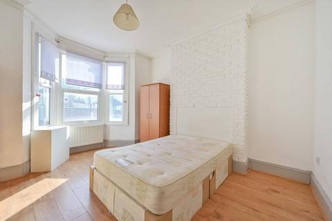 4 bedroom flat to rent, Khama Road, Tooting Broadway, London, SW17