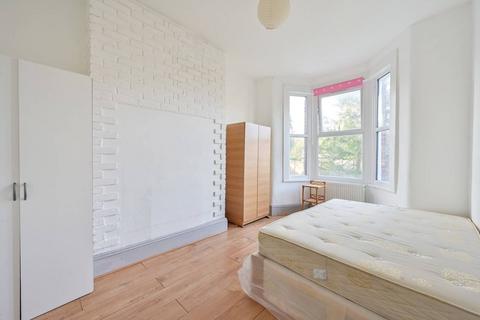 4 bedroom flat to rent, Khama Road, Tooting Broadway, London, SW17