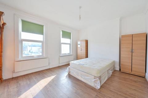 4 bedroom flat to rent, Khama Road, Tooting Broadway, London, SW17