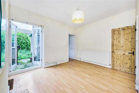 3 bedroom terraced house to rent, Ronver Road, London SE12