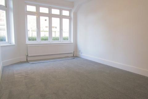 2 bedroom ground floor flat to rent, Victoria Road CO15