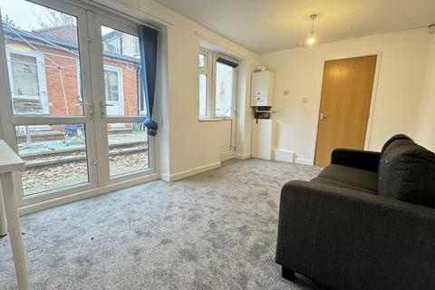 2 bedroom flat to rent, Cantebury Drive, Leeds LS6