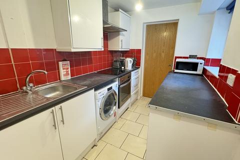 2 bedroom flat to rent, Cantebury Drive, Leeds LS6