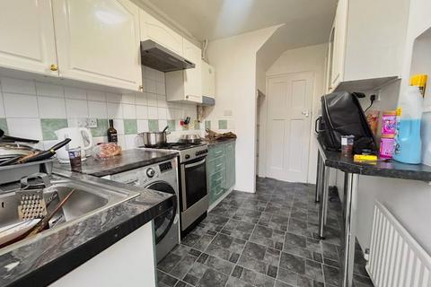 3 bedroom semi-detached house to rent, Camrose Avenue, Edgware