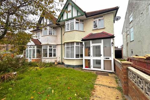 3 bedroom semi-detached house to rent, Camrose Avenue, Edgware