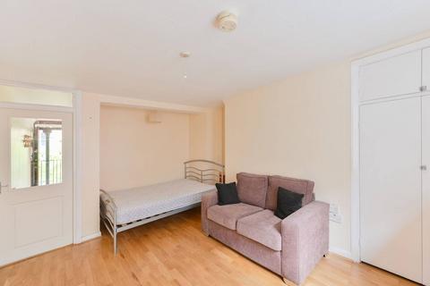 Studio to rent, Ebury Bridge Road, Pimlico, London, SW1W