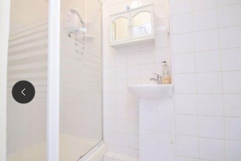 1 bedroom apartment to rent, Warwick Gardens, London