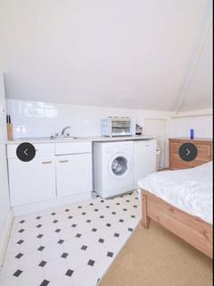 1 bedroom apartment to rent, Warwick Gardens, London