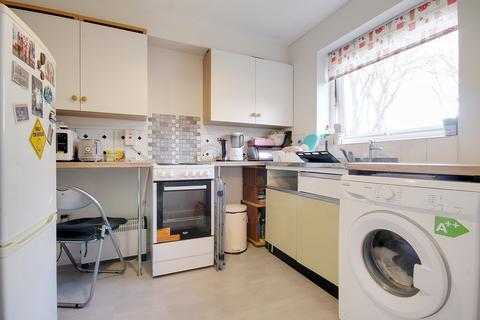 2 bedroom flat to rent, Meads Court, Stratford