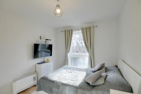 2 bedroom flat to rent, Meads Court, Stratford