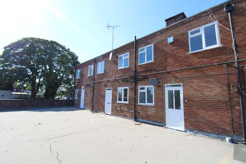 2 bedroom terraced house to rent, 2 bedroom house above shops - Stopsley