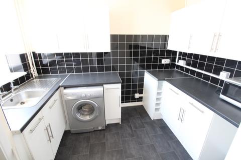 2 bedroom terraced house to rent, 2 bedroom house above shops - Stopsley