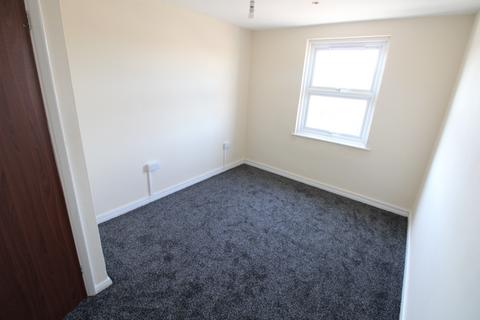 2 bedroom terraced house to rent, 2 bedroom house above shops - Stopsley