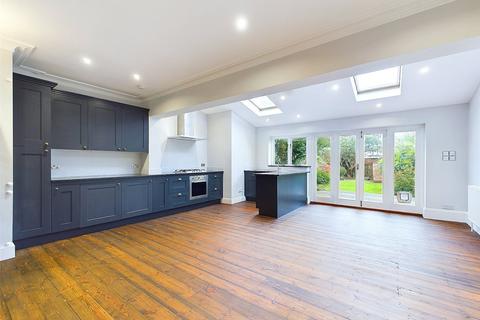 4 bedroom semi-detached house to rent, Deanhill Road