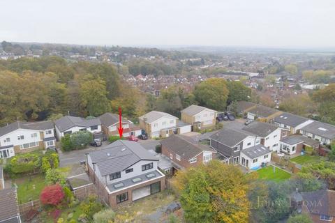 14 Ashfields, Loughton, IG10 1SB