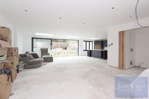 14 Ashfields, Loughton, IG10 1SB