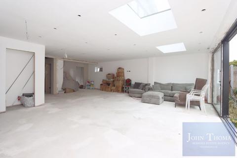 14 Ashfields, Loughton, IG10 1SB