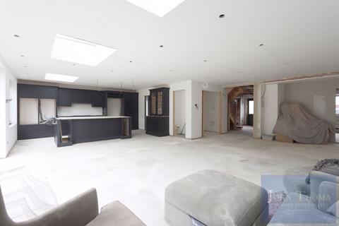 14 Ashfields, Loughton, IG10 1SB