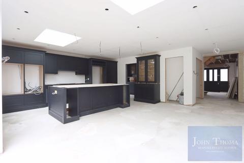 14 Ashfields, Loughton, IG10 1SB