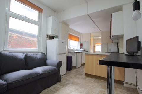 5 bedroom terraced house to rent, Brithdir Street, Cardiff CF24