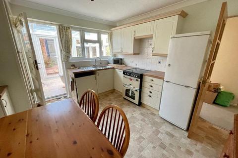 3 bedroom semi-detached house to rent, Meadow Close, Thundersley, Essex, SS7 3RJ