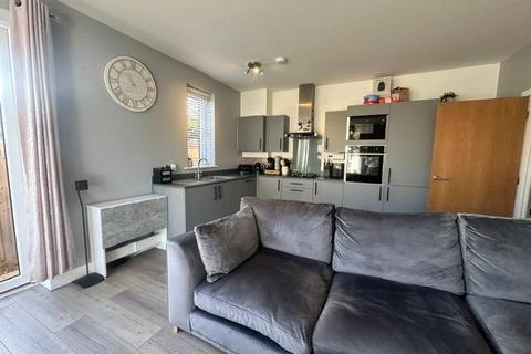 3 bedroom flat for sale, Chesmond Lodge, Rectory Park, Sanderstead, CR2 9JR