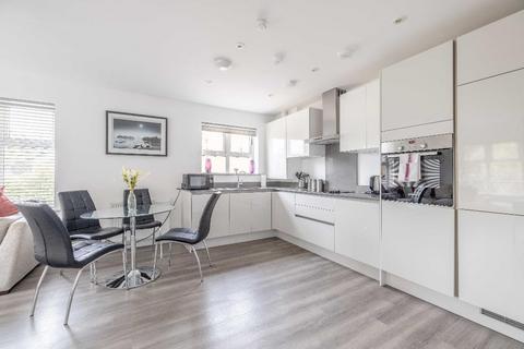 2 bedroom flat for sale, Queenswood Crescent, Englefield Green, TW20 0AS