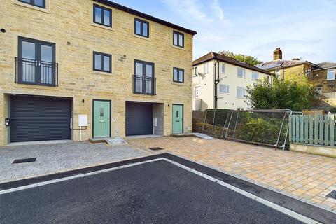 3 bedroom townhouse to rent, Nina Boyle Close, Utley, West Yorkshire, BD20