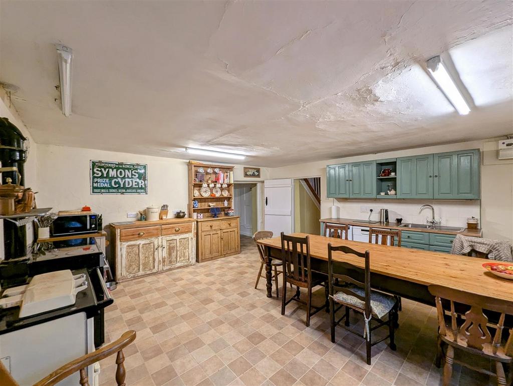 PXL 20241031 162802329.MP~2.jpg