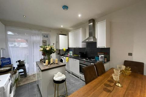 3 bedroom flat to rent, Hayes Crescent, London