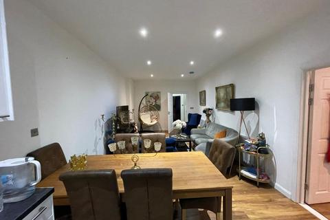 3 bedroom flat to rent, Hayes Crescent, London