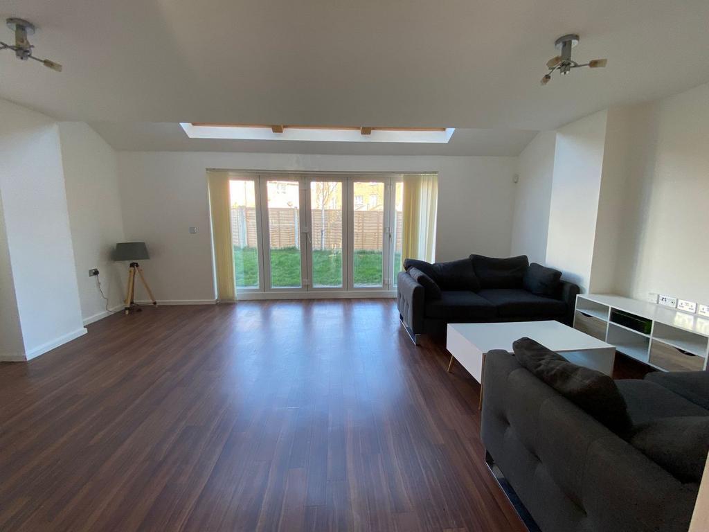House in Salford - View 4