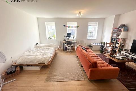 Studio to rent, London E2