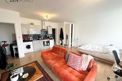 Studio to rent, London E2