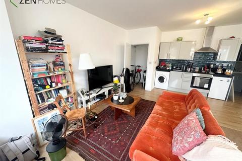 Studio to rent, London E2