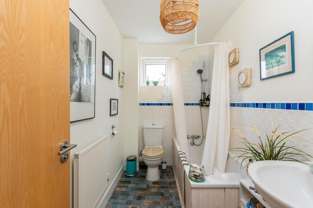 8 B8 SHD - Bathroom B.jpg