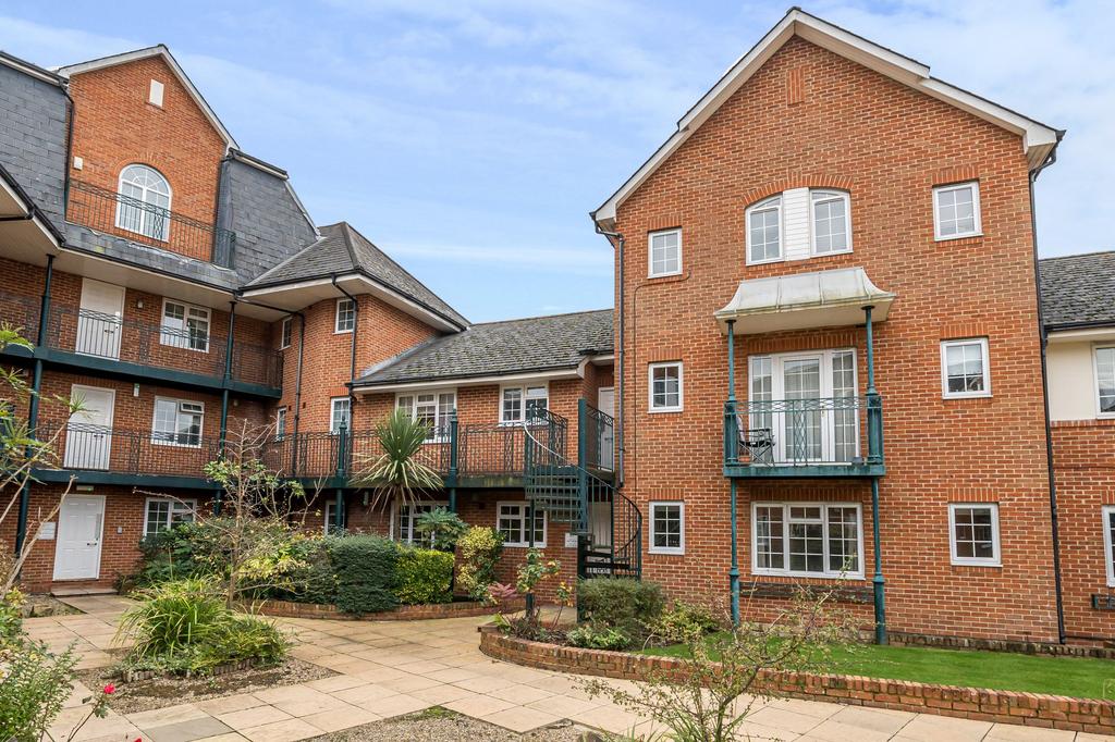 St. Leonards Road, Windsor, SL4 2 bed apartment - £1,650 pcm (£381 pw)